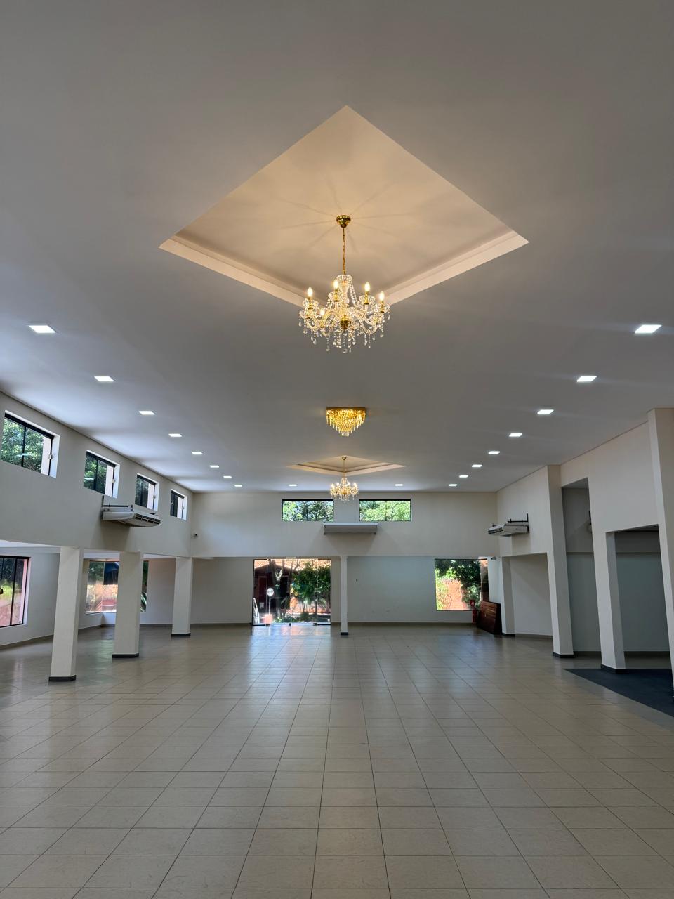 Salón de galas con araña de cristal y techo decorado