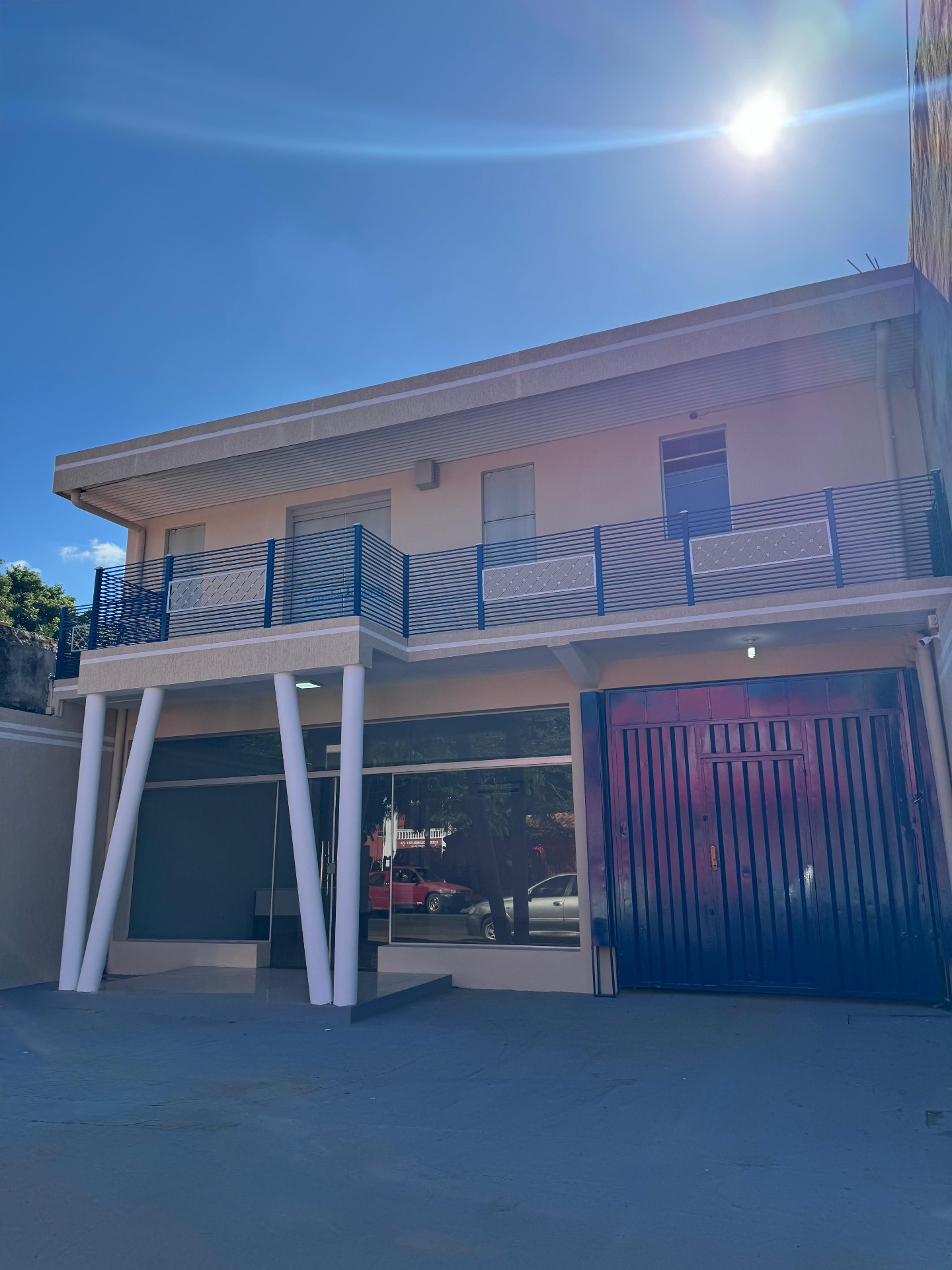 Local comercial con balcón en planta alta