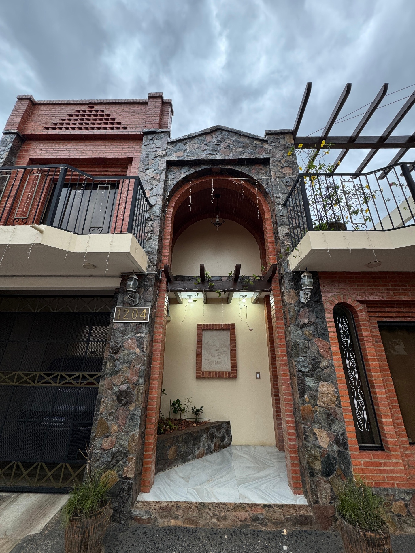 Detalle del ingreso en piedra y ladrillo