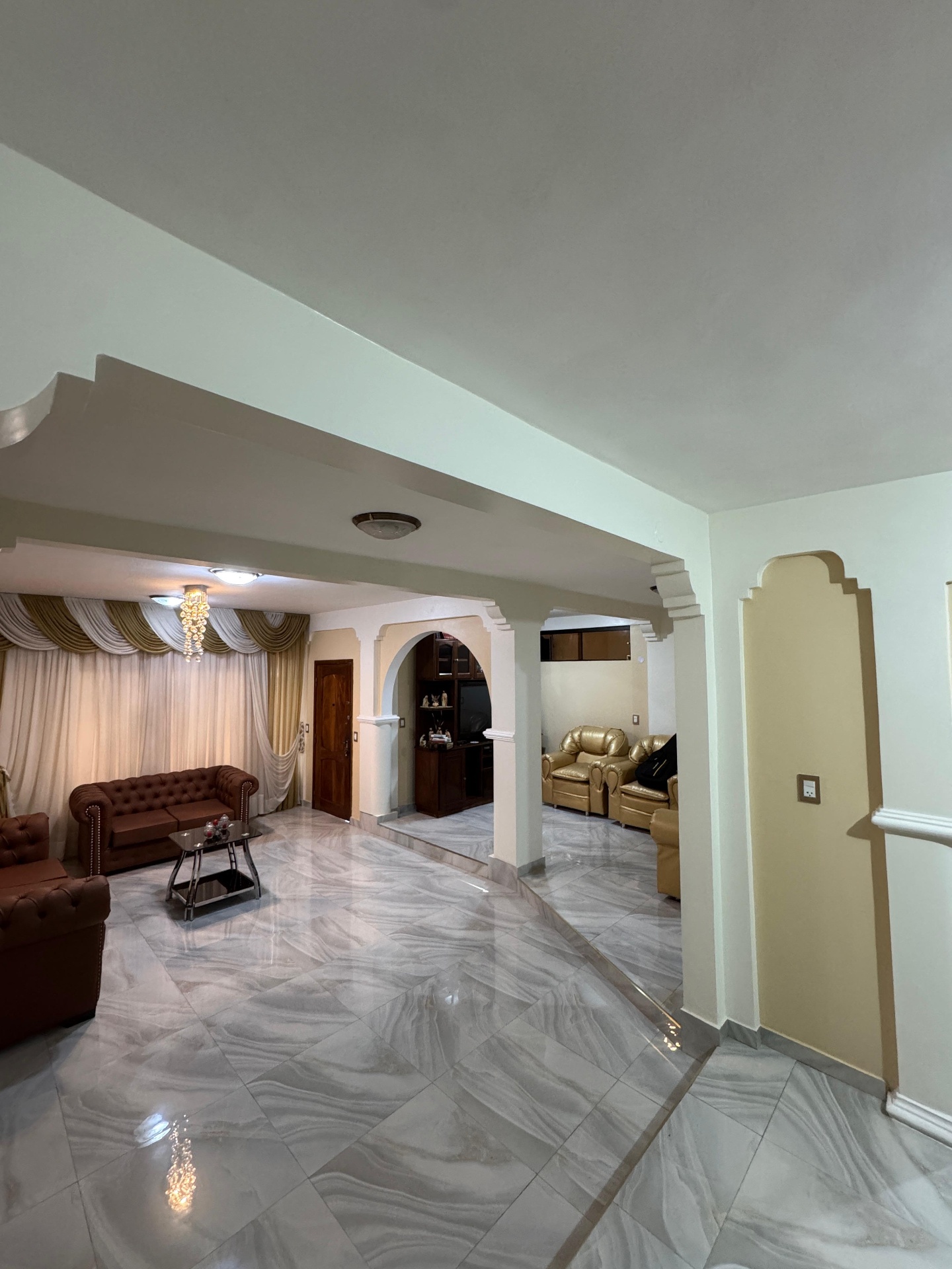 Sala interior amplia con terminaciones de mármol