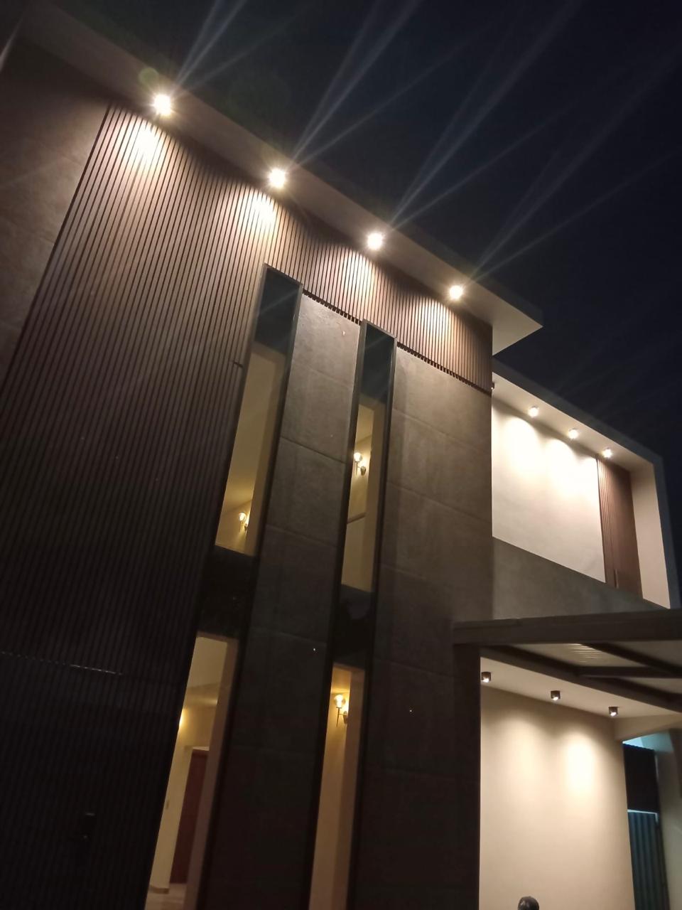 Detalle de fachada con iluminación arquitectónica