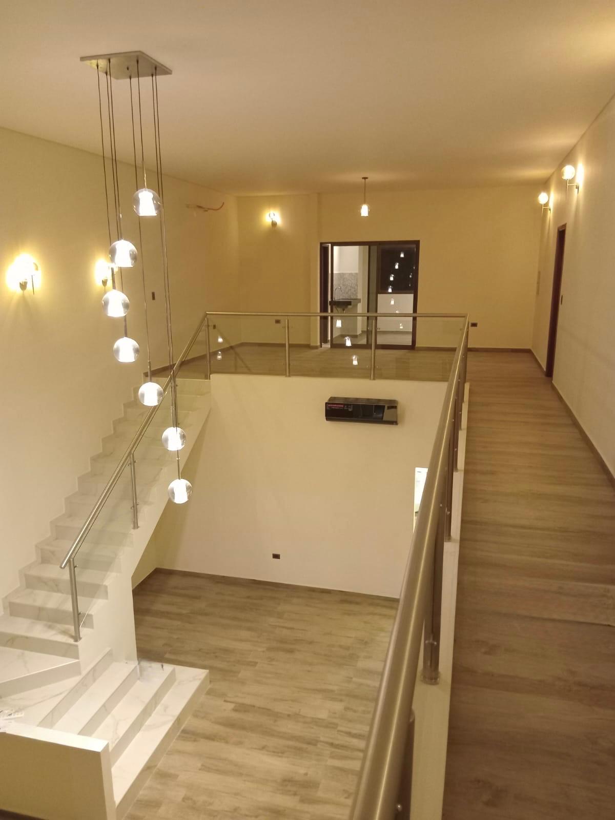 Interior con doble altura y escalera de mármol