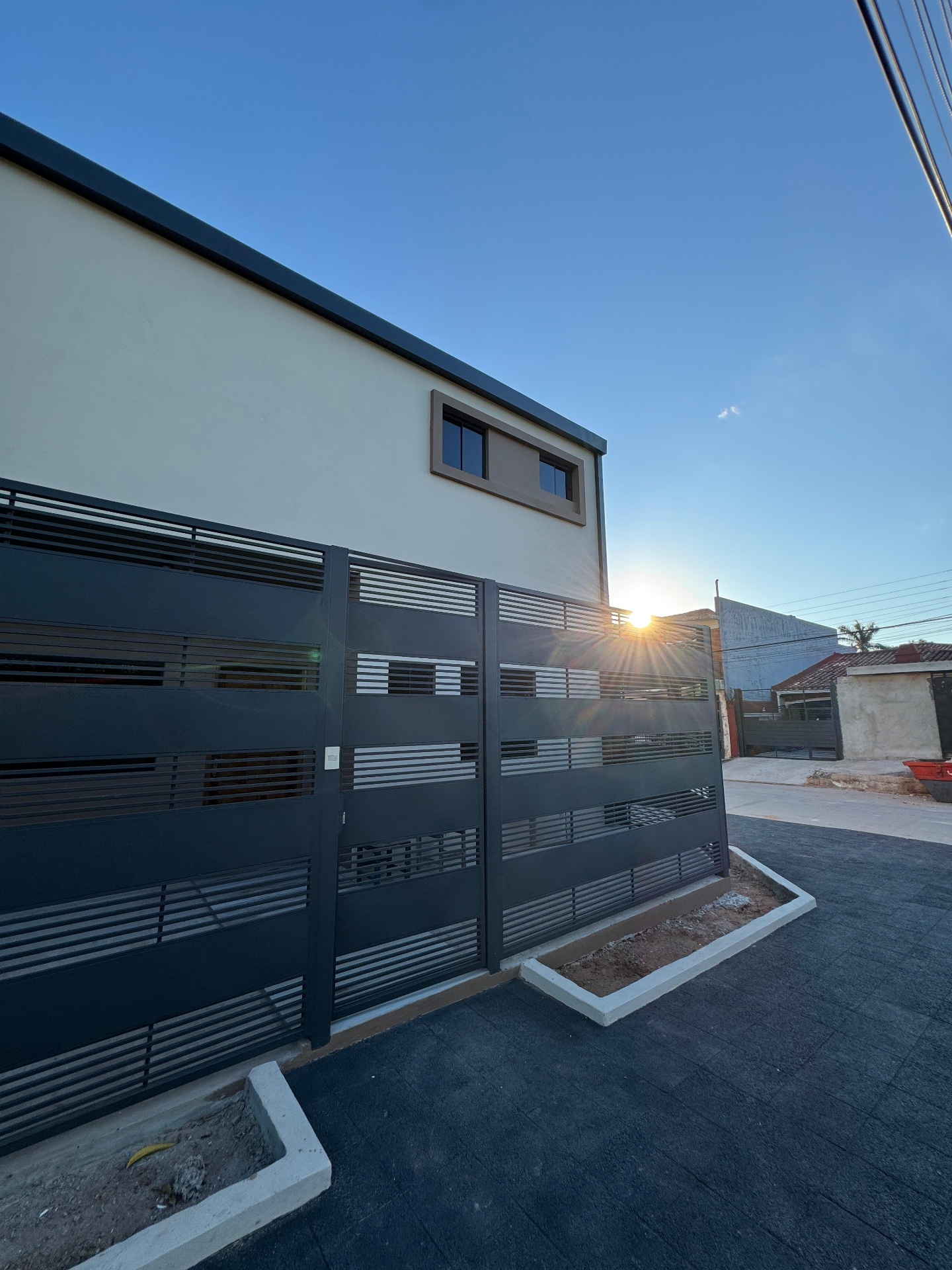 Fachada de residencia familiar con portón metálico