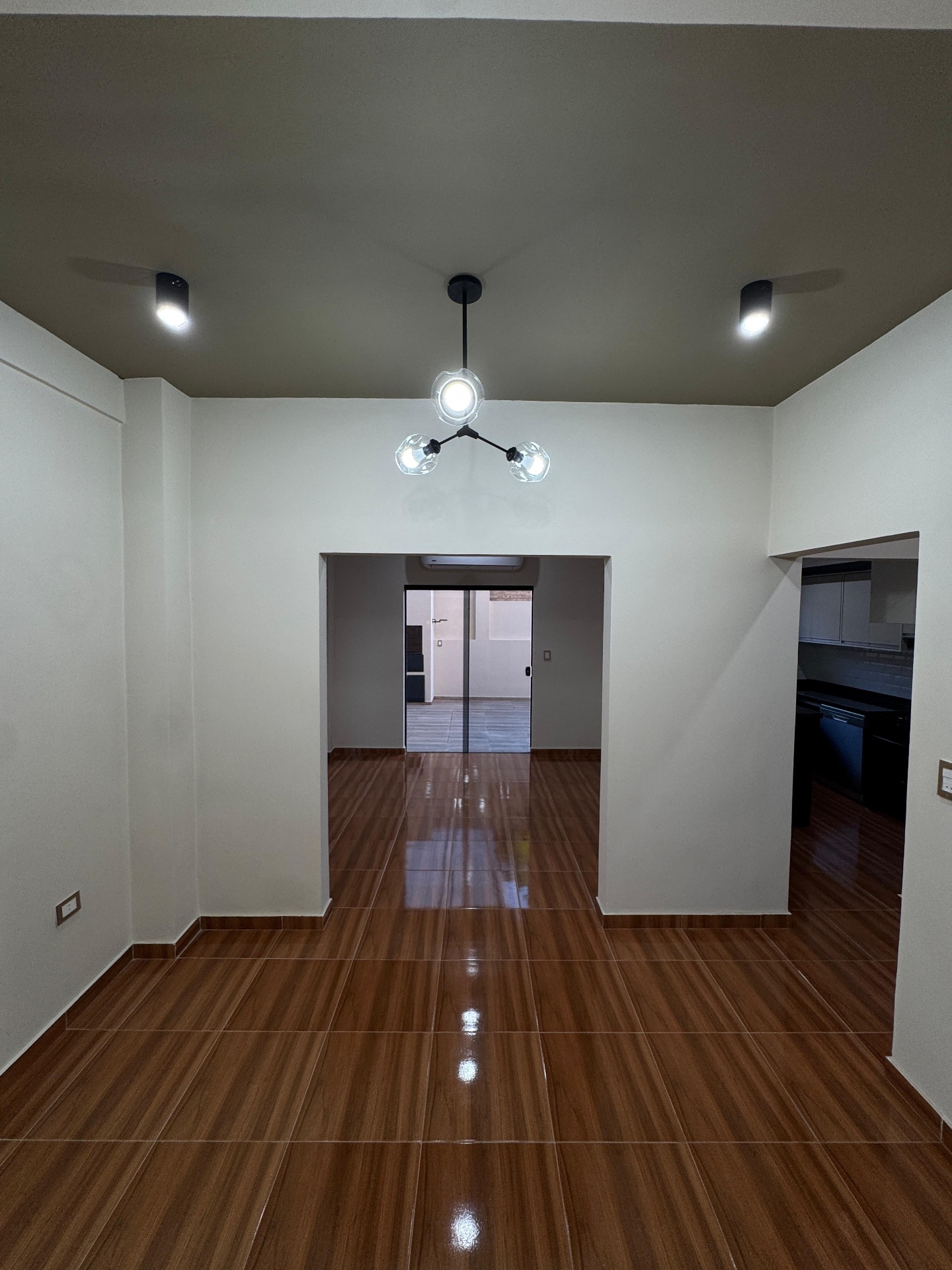 Interior amplio con piso de madera