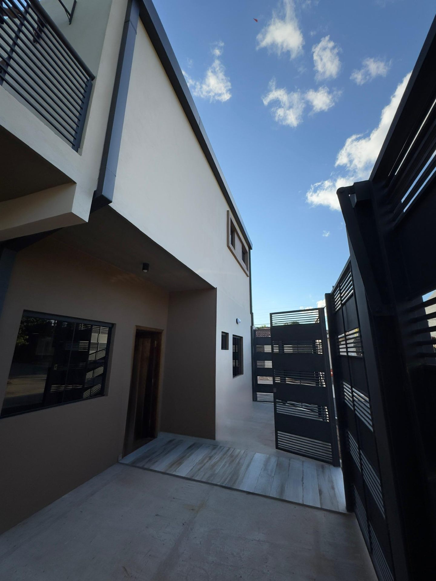 Patio interior y acceso a la vivienda